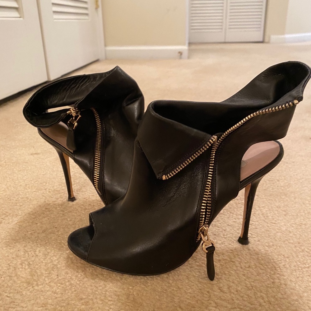 Dunes London Size 8 Black Leather Zip up Booties